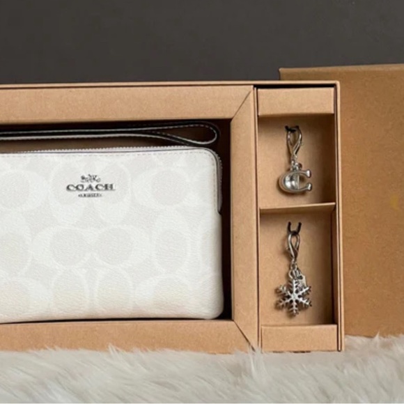 💝 Wristlet In Signature Canvas ( New in original box) - Picture 2 of 5